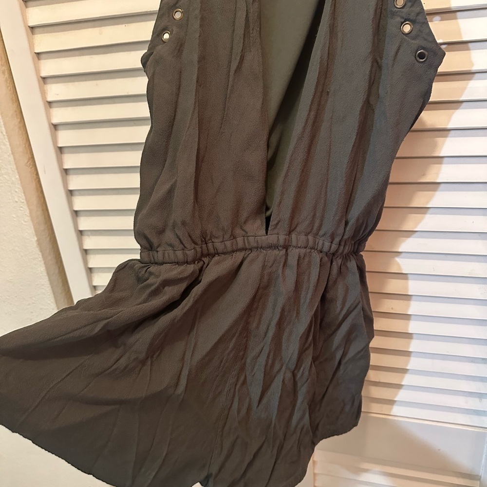 Lulu's Green Performance Rompers - Picture 4 of 6